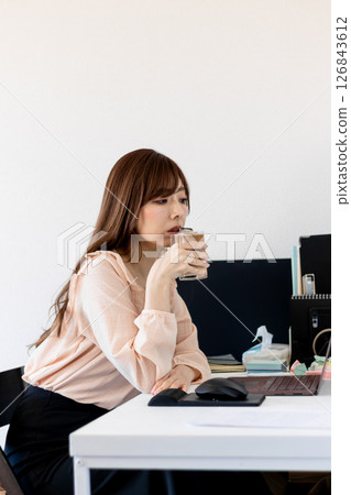 婦女在家工作 婦女在家工作 126843612