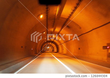 駕車穿越國道隧道 126844304