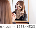 Woman doing self-makeup① 126844523
