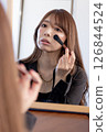 Woman putting on her own makeup② 126844524