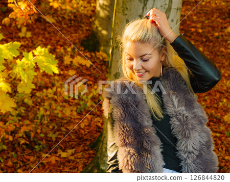 Fashion woman in autumn park Fashion woman in autumn park 126844820