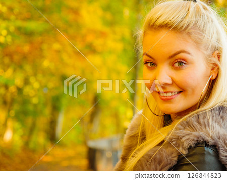Fashion woman in autumn park Fashion woman in autumn park 126844823