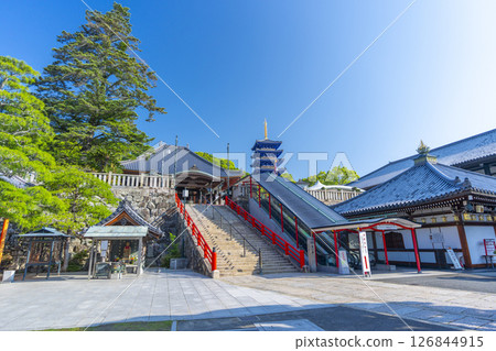 Nakayama-dera Temple: Main Hall and Five-story Pagoda (Takarazuka City, Hyogo Prefecture) 126844915