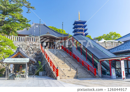 Nakayama-dera Temple: Main Hall and Five-story Pagoda (Takarazuka City, Hyogo Prefecture) 126844917