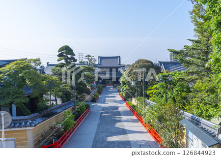 Nakayama-dera Temple: The straight approach to the temple (Takarazuka, Hyogo Prefecture) 126844923