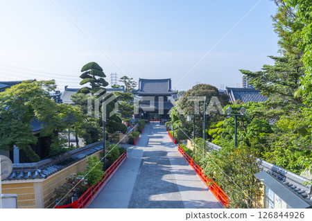 中山寺：通往寺廟的筆直道路（兵庫縣寶塚市） 126844926