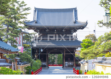 Nakayama-dera Temple: The straight approach and mountain gate (Takarazuka City, Hyogo Prefecture) 126844946