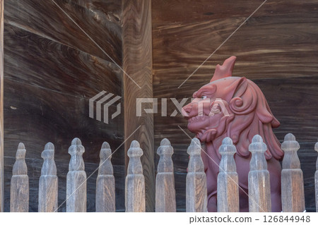 中山寺山門內供奉的獅子狗像（兵庫縣寶塚市） 126844948