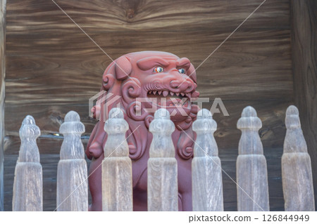 中山寺山門內供奉的獅子狗像（兵庫縣寶塚市） 126844949