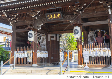 中山寺山門（兵庫郡寶塚市） 126844951