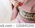 The gesture of "reaching for the kaishi on one's chest" during a tea ceremony 126845200