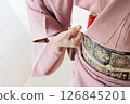 The gesture of "taking out a kaishi from one's chest" at a tea ceremony 126845201