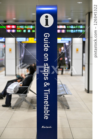 地鐵月台上的資訊板 地鐵月台上的資訊板 126845322