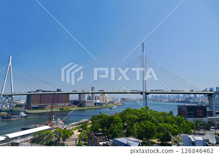 從摩天輪眺望大阪、大阪港、天保山公園、天保山大橋、阿字川河口（東北方向）（夏季） 126846462