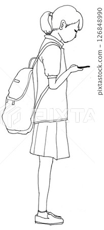 一名高中女生看著她的智慧型手機的插圖 126848990
