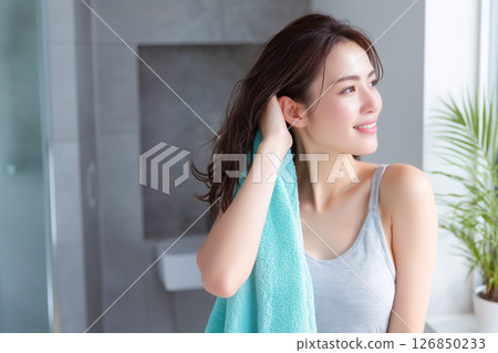 長髮女子用毛巾擦頭髮 126850233
