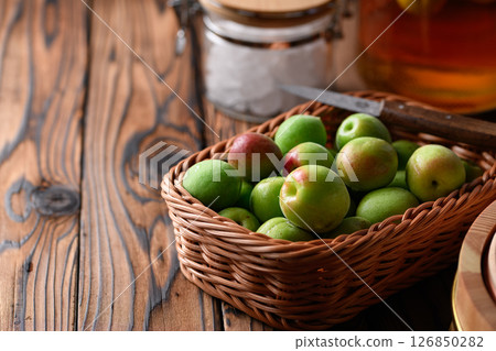 Making plum wine from green plums (Kishu Nanko plums) 126850282