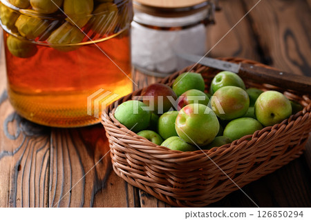 Making plum wine from green plums (Kishu Nanko plums) Making plum wine from green plums (Kishu Nanko plums) 126850294