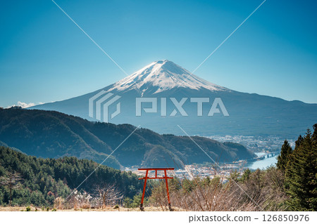 Tenku no Torii with Mount Fuji View, Kawaguchiko Lake, Japan Tenku no Torii with Mount Fuji View, Kawaguchiko Lake, Japan 126850976