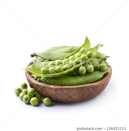 Green peas in wooden plate on white backgrounds 126851213