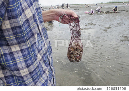 與家人一起在東京灣的潮灘上享受挖蛤蜊的樂趣 126851306