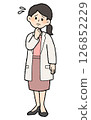 手繪風格：一位身穿麻煩的白大褂、前襟敞開的裙子式女醫生 126852229