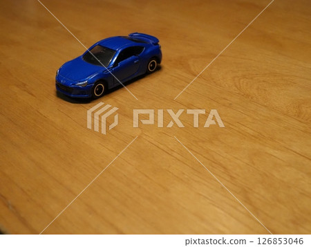 微型車複製空間我們乘坐藍色汽車出去度過輕鬆的時光 126853046