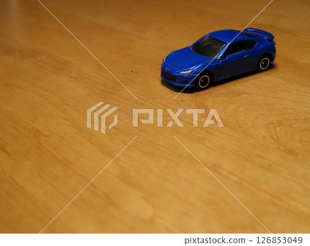 微型車複製空間我們乘坐藍色汽車出去度過輕鬆的時光 126853049