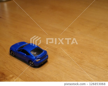 微型車複製空間我們乘坐藍色汽車出去度過輕鬆的時光 126853068