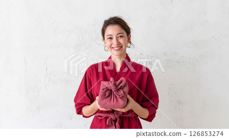 Zero waste gift presentation with reusable linen cloth 126853274