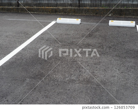 有道路標記的風景、停車場的場景、小型車的空間、複製空間、路緣也很重要 126853709