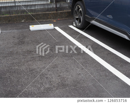 有道路標記的風景、停車場的場景、小型車的空間、複製空間、路緣也很重要 有道路標記的風景、停車場的場景、小型車的空間、複製空間、路緣也很重要 126853716