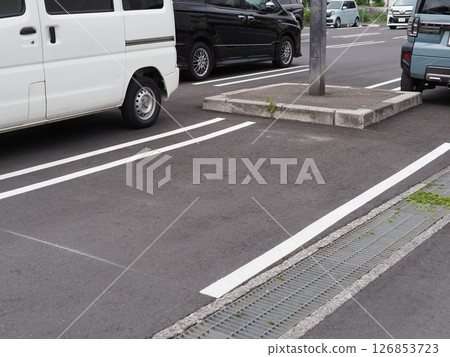 有道路標記的風景、停車場的場景、小型車的空間、複製空間、路緣也很重要 有道路標記的風景、停車場的場景、小型車的空間、複製空間、路緣也很重要 126853723