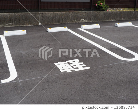 有道路標記的風景、停車場的場景、小型車的空間、複製空間、路緣也很重要 有道路標記的風景、停車場的場景、小型車的空間、複製空間、路緣也很重要 126853734