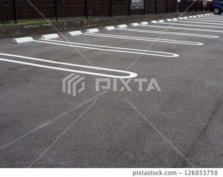 有道路標記的風景、停車場的場景、小型車的空間、複製空間、路緣也很重要 126853758
