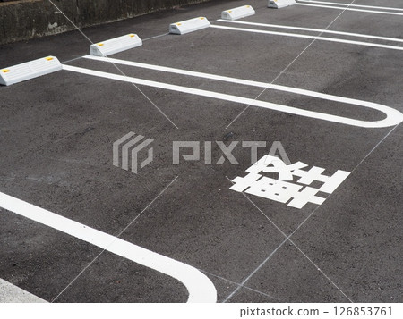 有道路標記的風景、停車場的場景、小型車的空間、複製空間、路緣也很重要 有道路標記的風景、停車場的場景、小型車的空間、複製空間、路緣也很重要 126853761