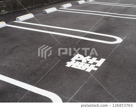 Scenery with road markings, a scene from a parking lot, space for small cars, copy space, curbs are also important 126853763