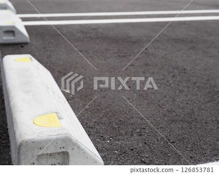 有道路標記的風景、停車場的場景、小型車的空間、複製空間、路緣也很重要 有道路標記的風景、停車場的場景、小型車的空間、複製空間、路緣也很重要 126853781