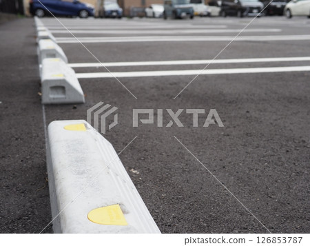 Scenery with road markings, a scene from a parking lot, space for small cars, copy space, curbs are also important 126853787