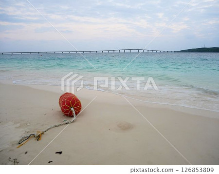 冬季的與那霸海灘北部（沖繩縣宮古島） 126853809