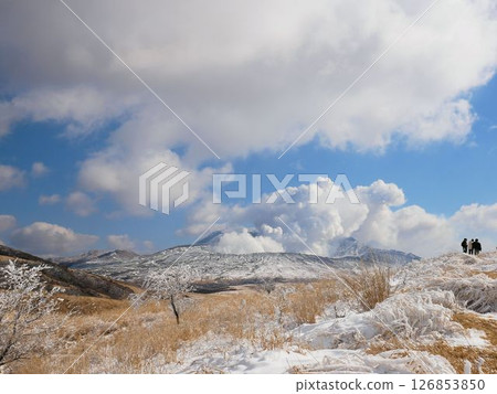 Tourists visiting snow-covered Mt. Aso and Mt. Nakadake (Aso City, Kumamoto Prefecture) 126853850