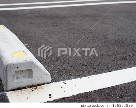 Shadows drawn on the road surface, image of a parking lot, copy space. Feel the scenery of a car space under the blue sky. 126853889