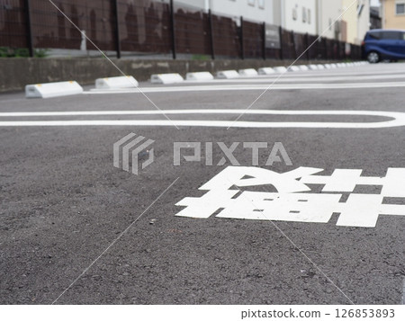 繪製在路面上的陰影、停車場的影像、複製空間。感受藍天白雲下車內空間的風景。 繪製在路面上的陰影、停車場的影像、複製空間。感受藍天白雲下車內空間的風景。 126853893