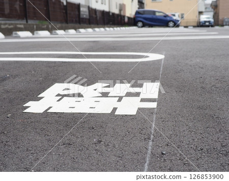 Shadows drawn on the road surface, image of a parking lot, copy space. Feel the scenery of a car space under the blue sky. Shadows drawn on the road surface, image of a parking lot, copy space. Feel the scenery of a car space under the blue sky. 126853900