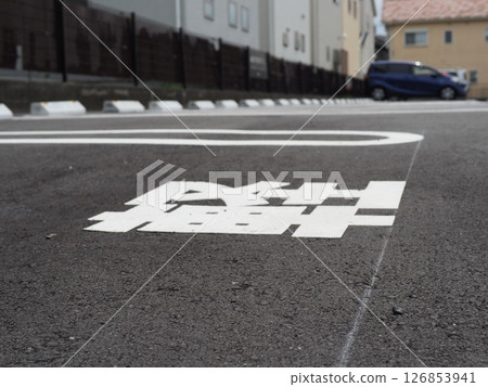 Shadows drawn on the road surface, image of a parking lot, copy space. Feel the scenery of a car space under the blue sky. Shadows drawn on the road surface, image of a parking lot, copy space. Feel the scenery of a car space under the blue sky. 126853941