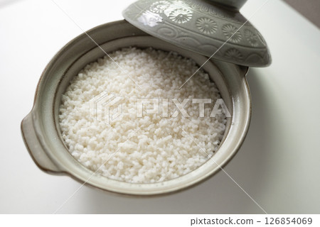 White rice cooked in a pot: Clay pot rice White rice cooked in a pot: Clay pot rice 126854069