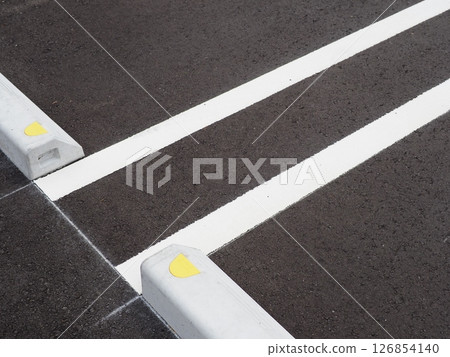 停車場裡的一幕。複製空間。非常適合汽車相關材料。可用於廣告停車位。 126854140