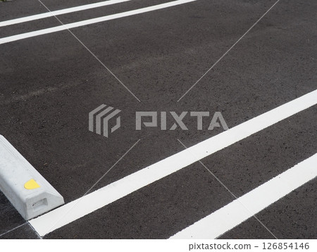 停車場裡的一幕。複製空間。非常適合汽車相關材料。可用於廣告停車位。 126854146