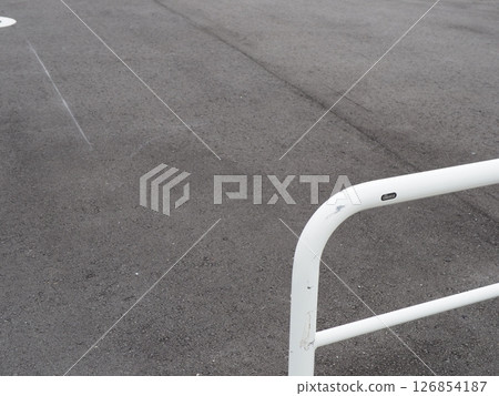 停車場裡的一幕。複製空間。非常適合汽車相關材料。可用於廣告停車位。 126854187