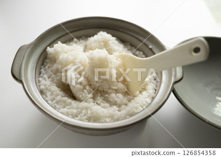 米飯在鍋裡煮熟 126854358